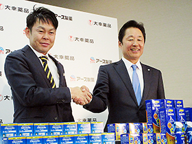 アース製薬の川端社長(左)と大幸薬品の柴田社長