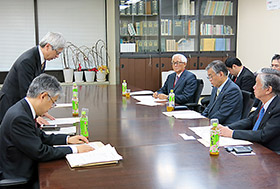 懇談会であいさつする武田局長（左）