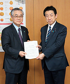 塩崎恭久厚労相に意見書を手渡す門田守人会長(左)