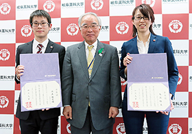 左から井上さん、稲垣学長、大江さん