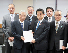 塩崎恭久厚労相(前列中央)に意見書を手渡す高久史麿日本医学会連合会長