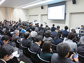 満員の参加者で高い関心を集めた