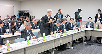 あいさつする武田局長(前列左から2人目)