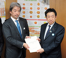 報告書を受け取る塩崎厚労相(右)