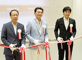 オープニングセレモニーで(左から)マツモトキヨシ大田貴雄社長、マツモトキヨシHD松本清雄社長、同HD松本貴志常務