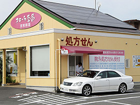 フローラ薬局河和田店には、車に乗ったまま服薬指導を受けられるドライブスルー窓口も設けられている