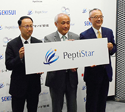 ペプチスターのロゴを掲げる（左から）加藤敬太、窪田規一、手代木功の3氏