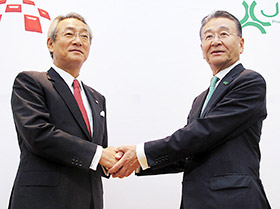 握手する左からメディパルホールディングス・渡辺秀一社長とJCRファーマ・芦田信会長兼社長