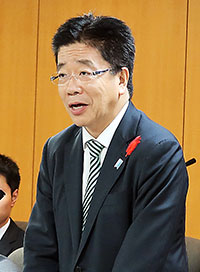 官民対話であいさつする加藤厚労相