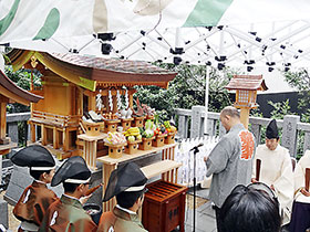 祈願詞を奏上する薬祖神奉賛会の藤井会長