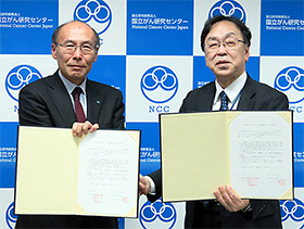 協定書を交わす石井啓太郎学長(左)と大津敦院長