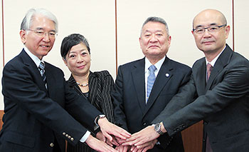 左から片岡氏、戸須氏、吉澤靖之東京医科歯科大学学長、横田氏