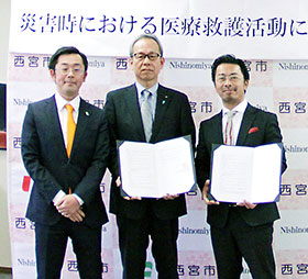 協定締結式に出席した西宮市の今村市長(右)、西宮市薬の鄭淳太会長(中央)と植田篤治理事
