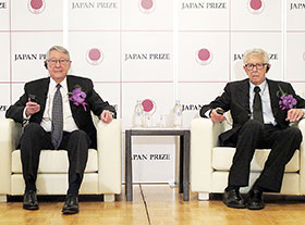 会見するクーパー氏(左)とミラー氏