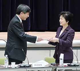 答申書を高木副大臣（右）に手渡す田辺会長