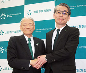 左から多田正世社長と新社長に昇格する野村博専務