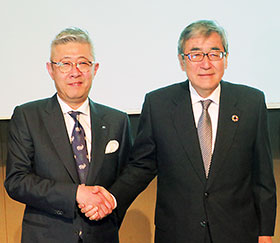 日医工の田村社長（左）とエーザイの内藤CEO