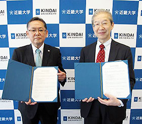スギ薬局の清水一郎取締役ウェルネス事業部長(左)と近畿大学の岩城正宏薬学部長