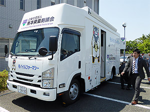 熊本県薬が導入したモバイルファーマシー。車体には「くまモン」をラッピング