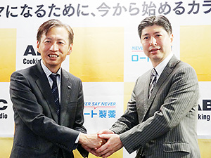 ロート製薬の山田会長兼CEO（左）とABCクッキングスタジオの松谷社長