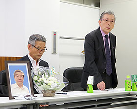 6日の定例会見で想いを述べる池野隆光副会長(左)と根津孝一執行委員長(右)