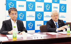 {卉(上)+木(下)}原専務理事(左)、木平会長