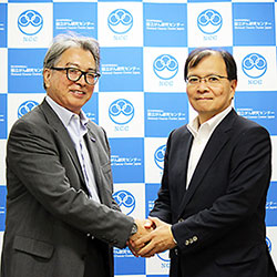 患者会ネットワークの眞島理事長(左)とがん研究センターの中釜理事長