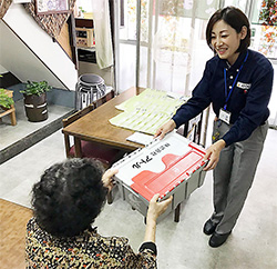 薬局から配送委託された医薬品を患者宅に届けるアトルの社員