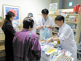 模擬薬店では薬剤師らが薬の使用法などを説明（昨年の風景より）