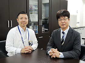 石澤教授(右)、座間味准教授
