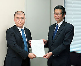 日医の釜萢常任理事(左)が宇都宮健康局長に要望書を手渡した