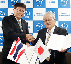 協定書に調印した日病薬の木平会長(右)とタイ病薬のAmnouy Preukpakpoom会長
