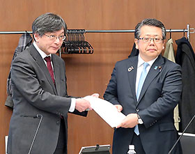 田辺国昭会長(左)から大口善徳副厚労相に答申書が提出された