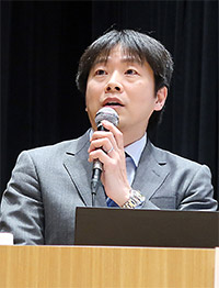 安川孝志薬事企画官