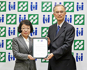 協定書に調印した昭和薬科大学・山本恵子学長(左)と国立成育医療研究センター・五十嵐隆理事長