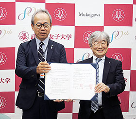 協定を交わした篠塚和正薬学部長（右）、西宮市薬の鄭淳太会長