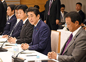 安倍晋三首相（右から2人目）らが出席した会合