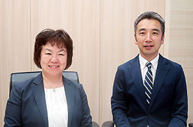 市販後調査企画マネジメント部長の鈴木由美子氏（左）とバイオメトリクス・データマネジメント統括部長の河合統介氏