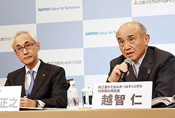 会見する三菱ケミカルホールディングスの越智仁社長(右)、田辺三菱製薬の三津家正之社長