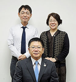 上野泰弘会長(中央)ら鹿児島県薬剤師会の幹部