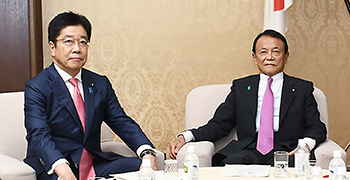 閣僚折衝する加藤勝信厚労相（左）と麻生太郎財務相
