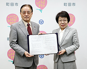 協定を締結した石阪丈一町田市長（左）と山本恵子学長