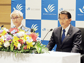 社長交代の背景や展望を語る上野裕明氏(右)、三津家正之氏