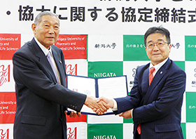 連携協定を結んだ寺田弘新潟薬科大学長(左)と高橋姿新潟大学長