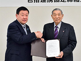 協定を結んだ寺田弘新潟薬科大学長(右)と佐藤宏之新潟県薬剤師会長