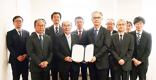 協定書に調印した石井学長(前列左から2人目)と五十嵐理事長(同3人目)