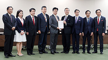 飯泉氏(右から4人目)が加藤氏(同5人目)に緊急提言を提出した