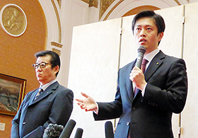 会見する吉村大阪府知事（右）と松井大阪市長