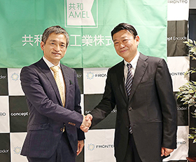 握手する共和薬品工業の角田礼昭社長(左)とフロンテオの守本正宏社長