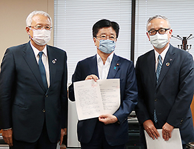 右から日薬連手代木会長、加藤厚労相、製薬協中山会長